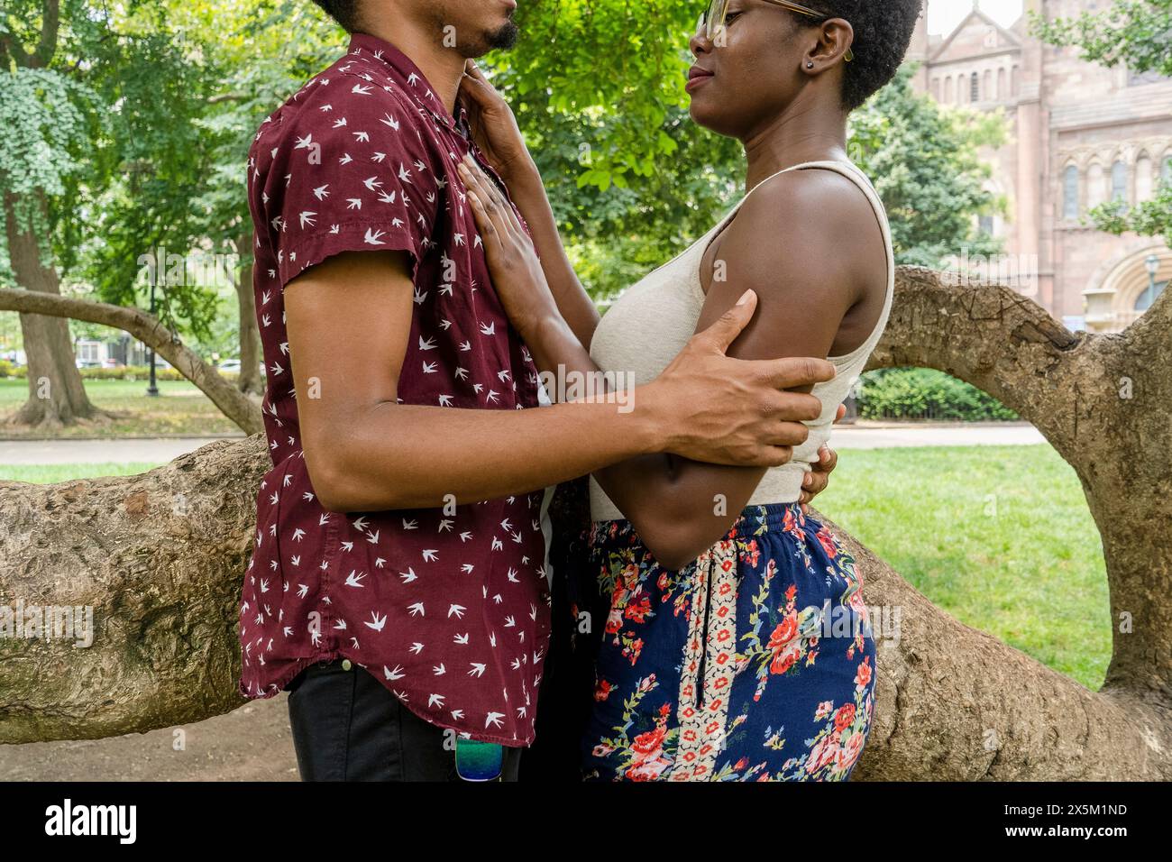 USA, couple embrassant dans le parc Banque D'Images