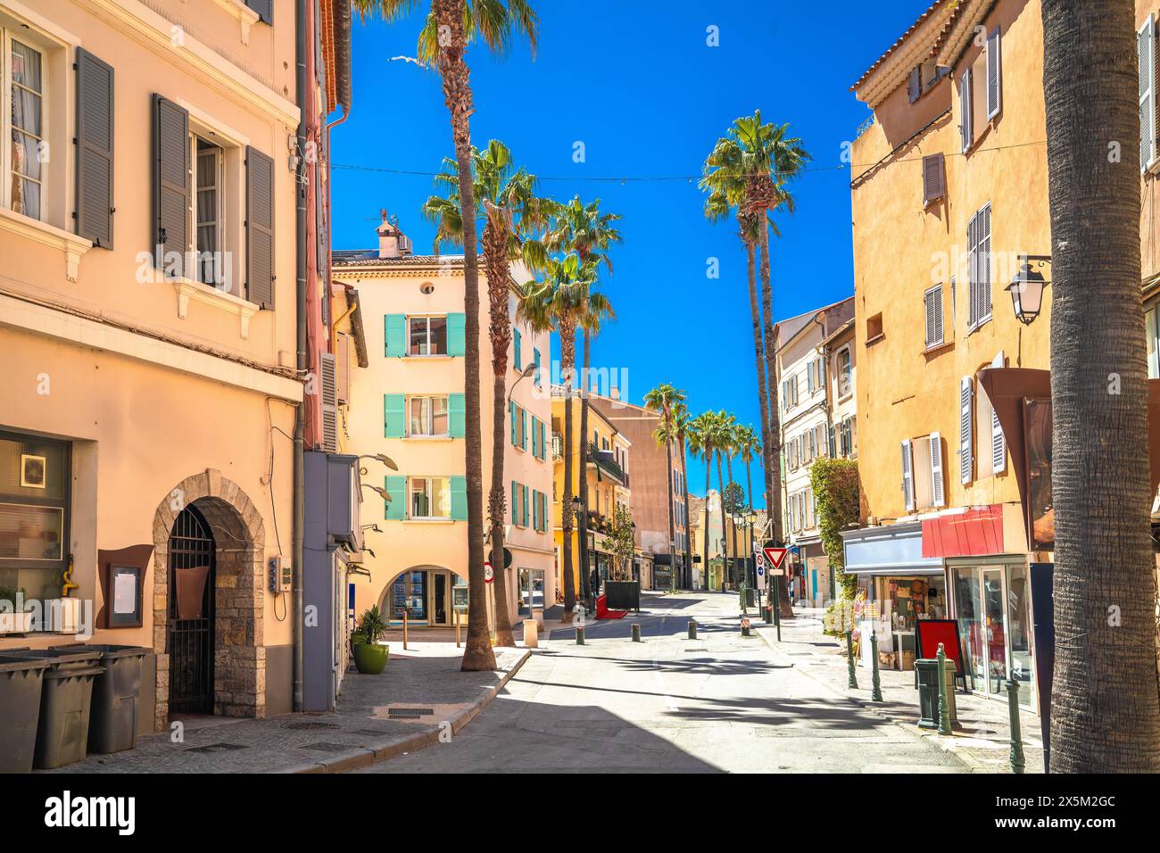 Ville de Sanary sur mer vue sur rue colorée, sud de la France Banque D'Images