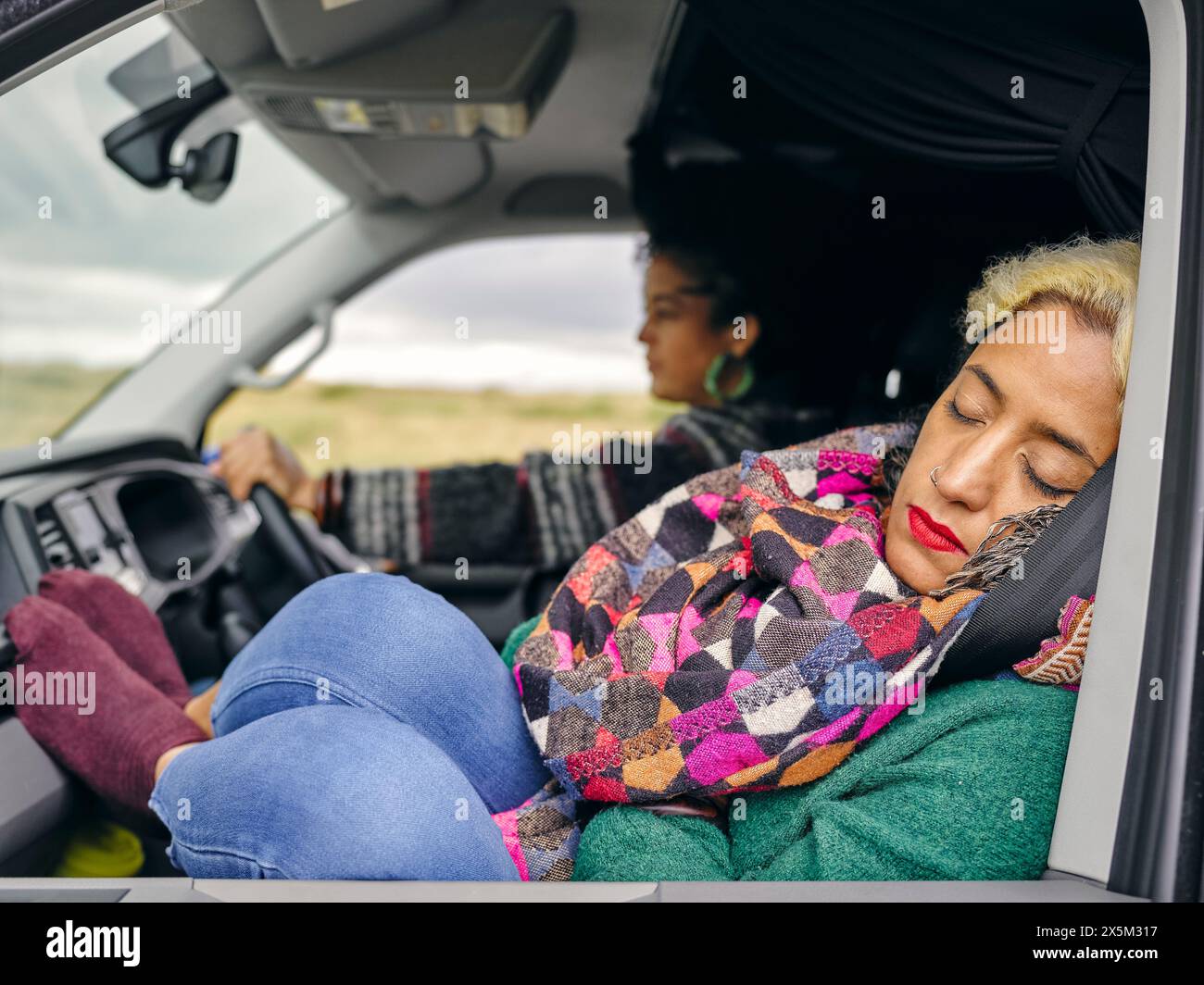 Femmes conduisant et dormant en voiture Banque D'Images