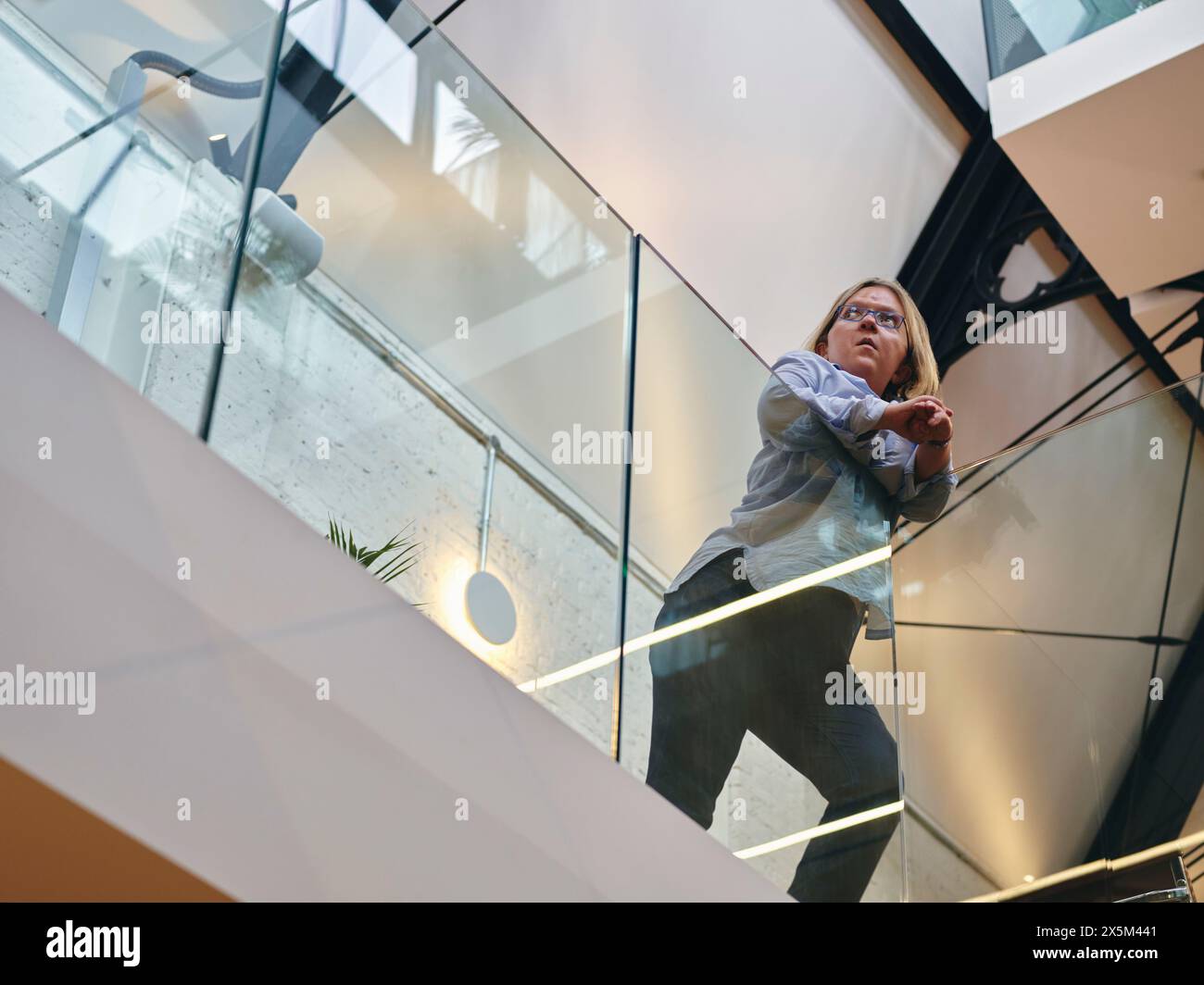 Royaume-Uni, Londres, vue en angle bas de la femme handicapée dans le couloir du bureau Banque D'Images