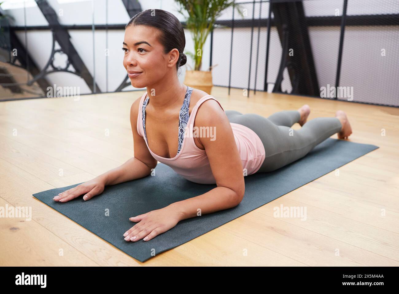 Woman stretching on yoga mat Banque D'Images