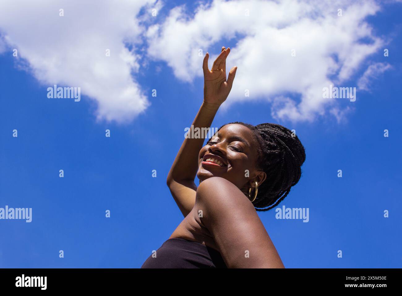 Portrait of young woman under blue sky Banque D'Images