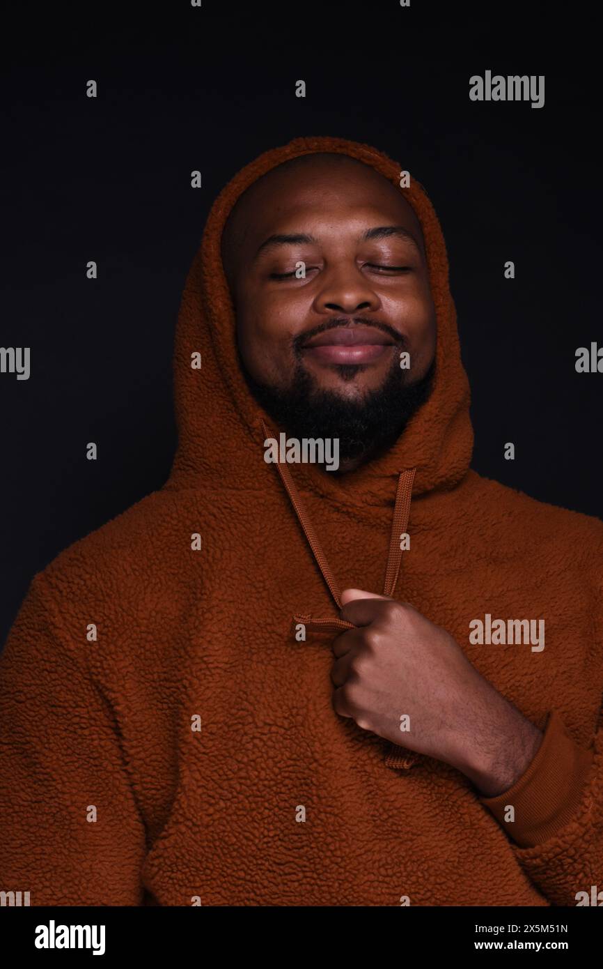 Portrait studio d'un jeune homme portant un sweat à capuche Banque D'Images