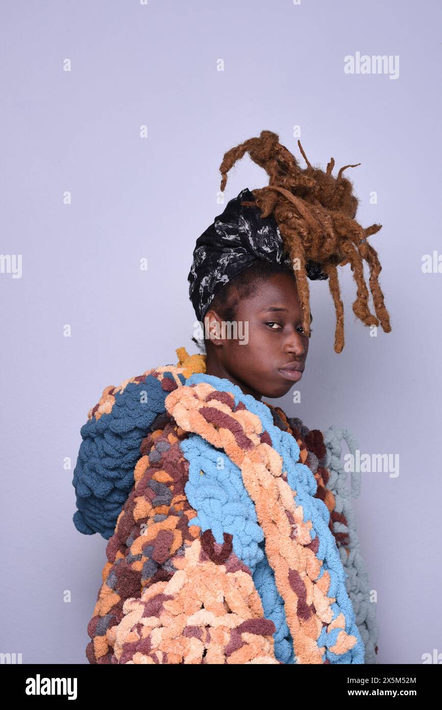 Portrait studio d'une jeune femme portant un poncho laineux Banque D'Images