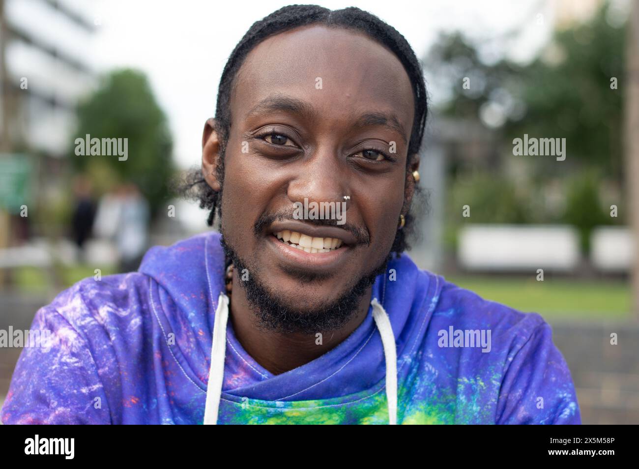 Portrait of smiling young man outdoors Banque D'Images