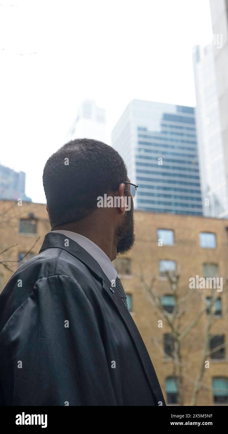 Royaume-Uni, Londres, homme d'affaires regardant les gratte-ciel Banque D'Images