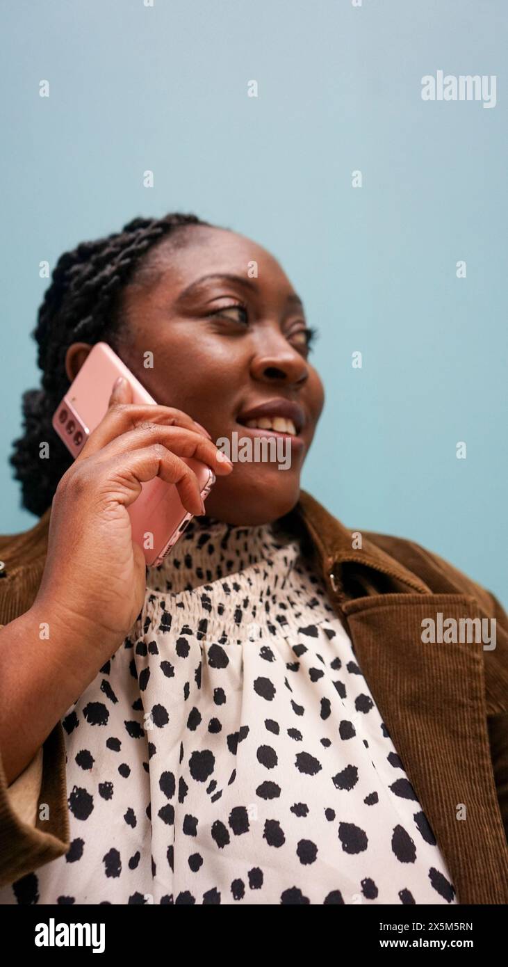 Portrait de femme adulte moyenne à l'aide du téléphone Banque D'Images