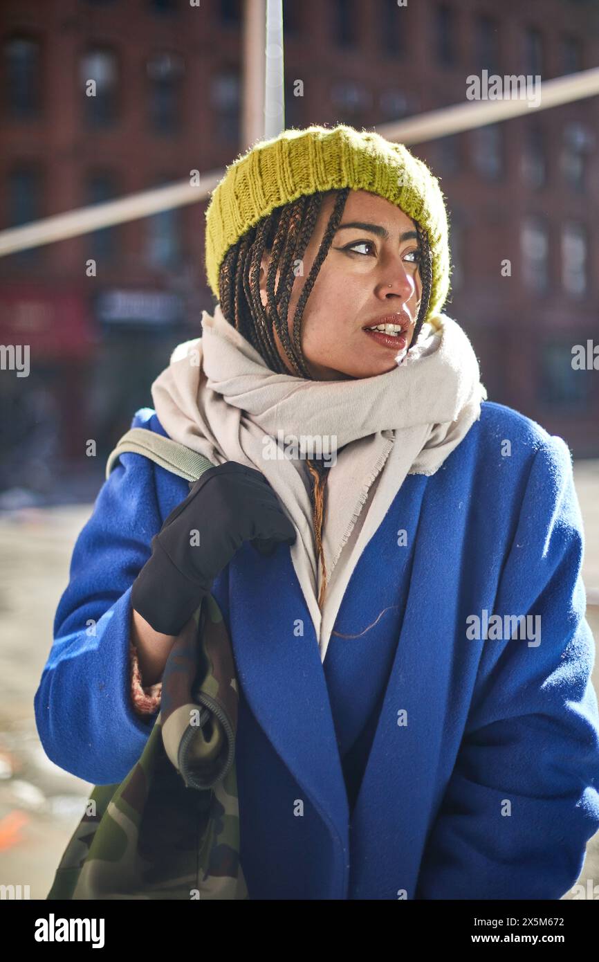 Etats-Unis, New York City, femme en manteau bleu dans la ville le jour froid Banque D'Images
