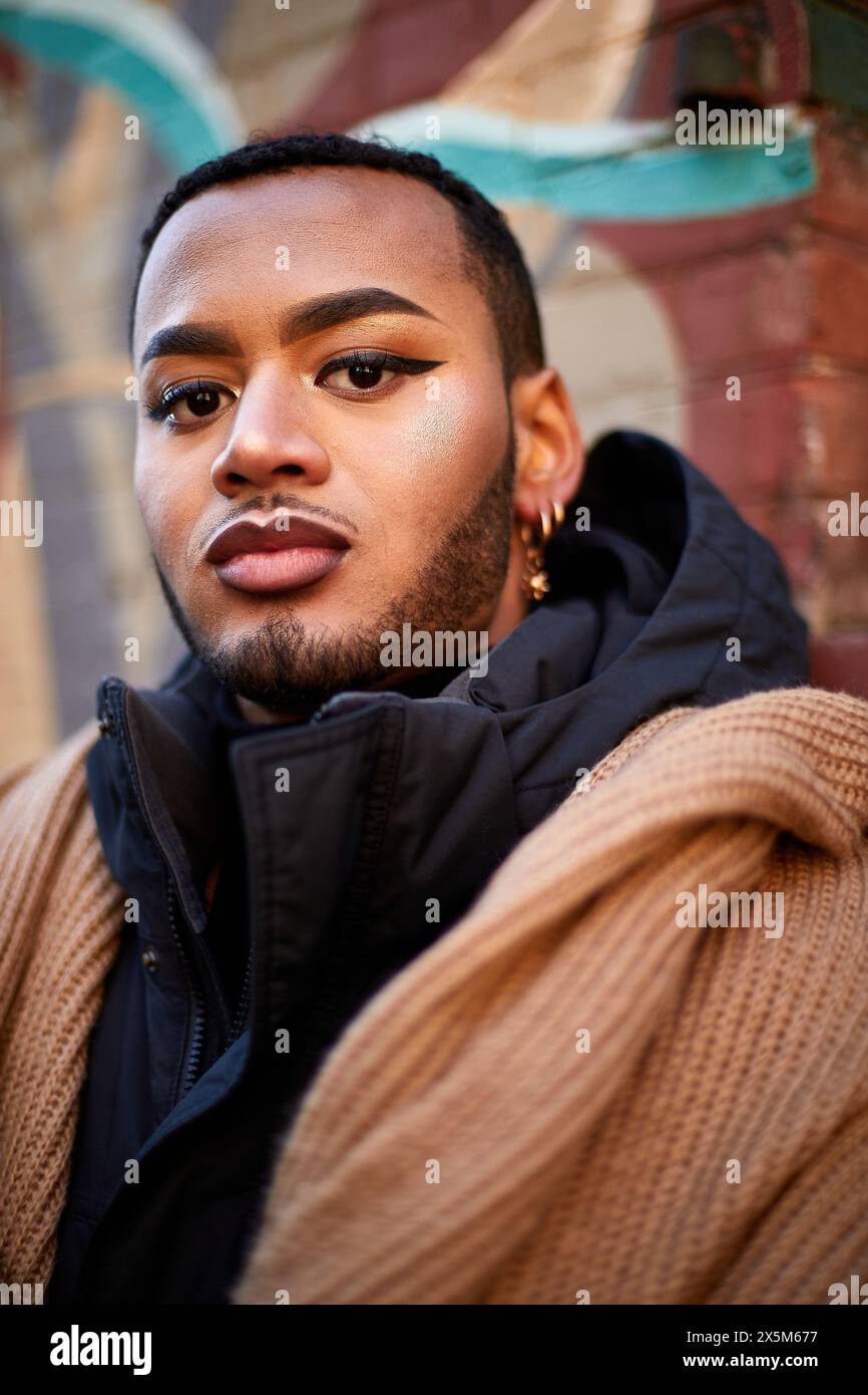 Portrait d'homme queer en veste et foulard Banque D'Images