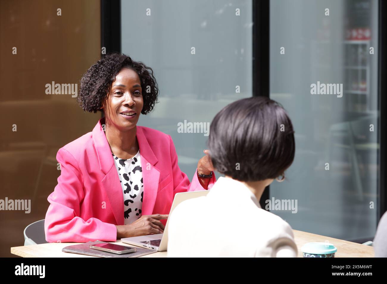 Femmes d'affaires à une réunion d'affaires Banque D'Images