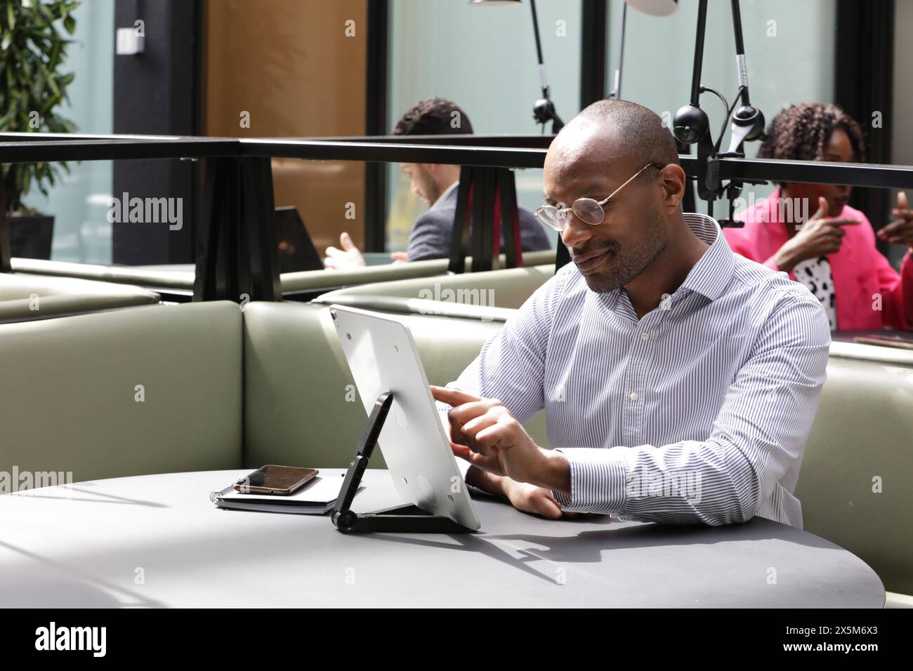 Businessman working on laptop in office Banque D'Images