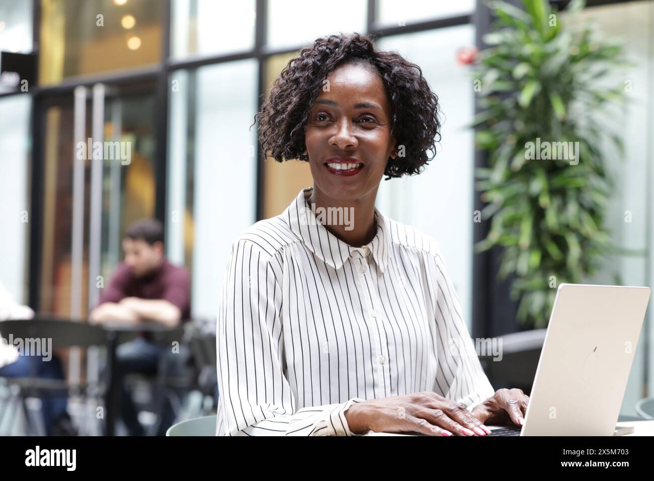 Businesswoman working on laptop in office Banque D'Images