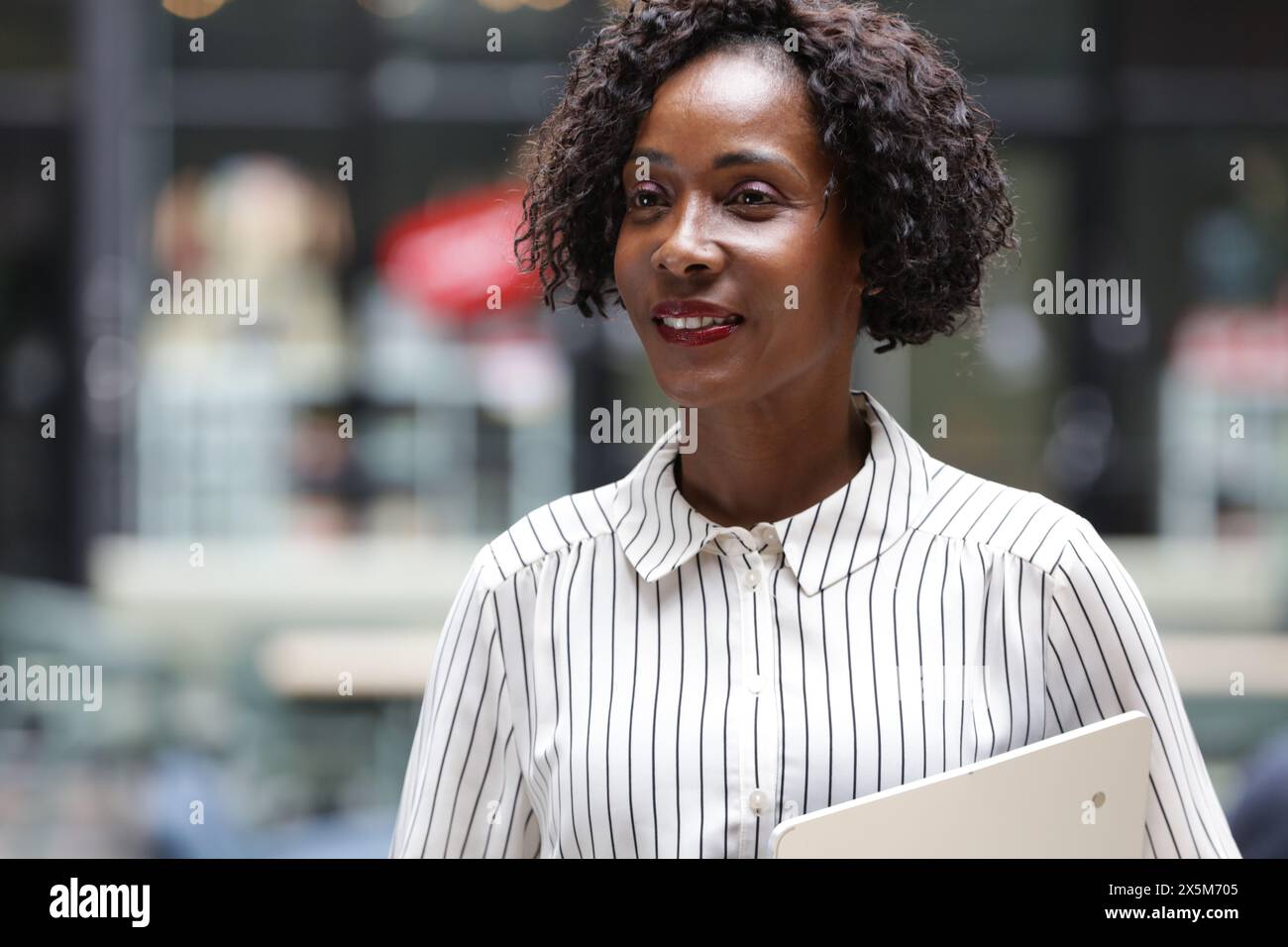 Souriante femme d'affaires mature dans le bureau Banque D'Images