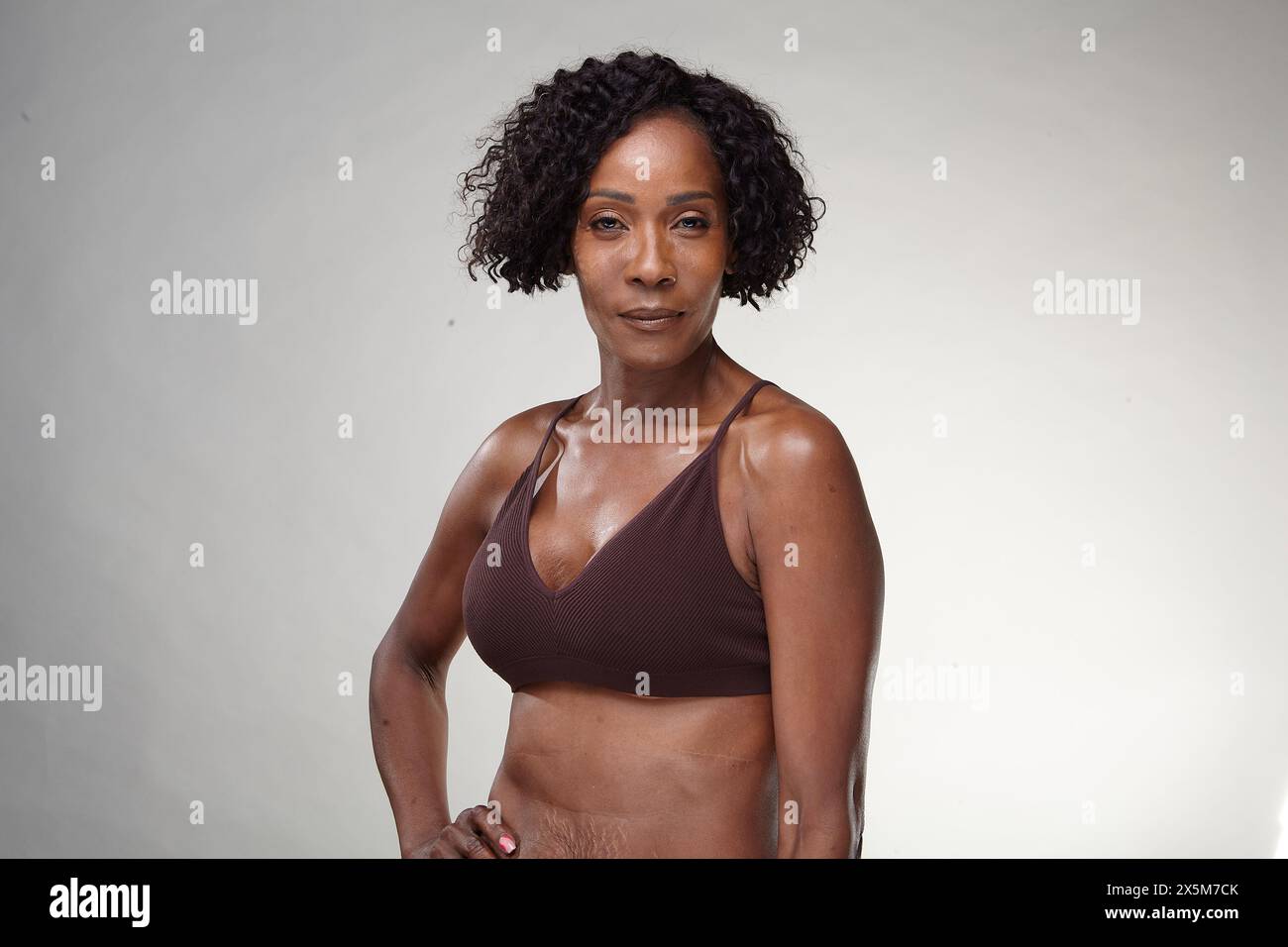 Portrait de studio de femme mature portant un soutien-gorge de sport Banque D'Images