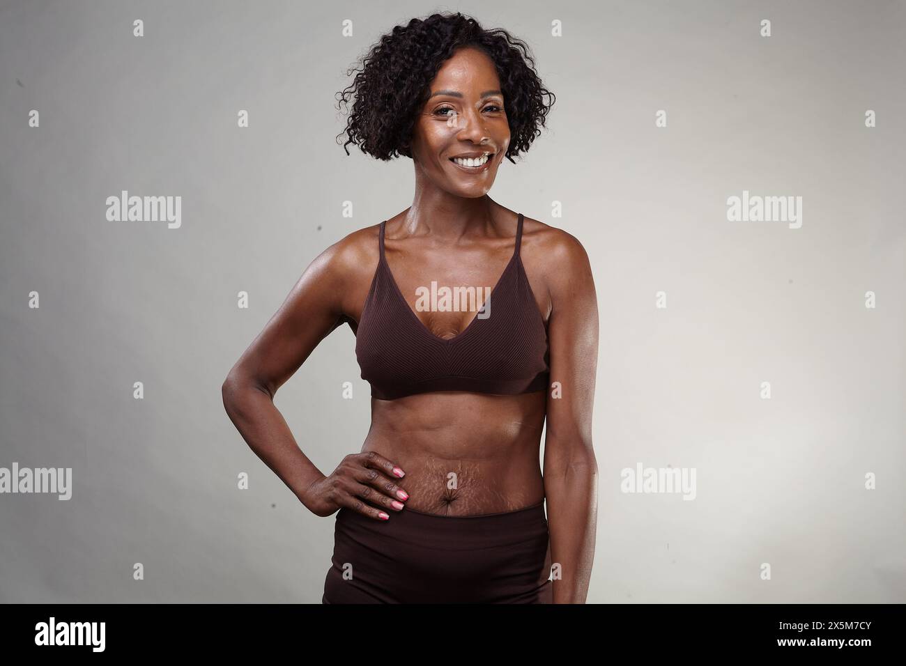 Portrait de studio de femme mature portant un soutien-gorge de sport Banque D'Images