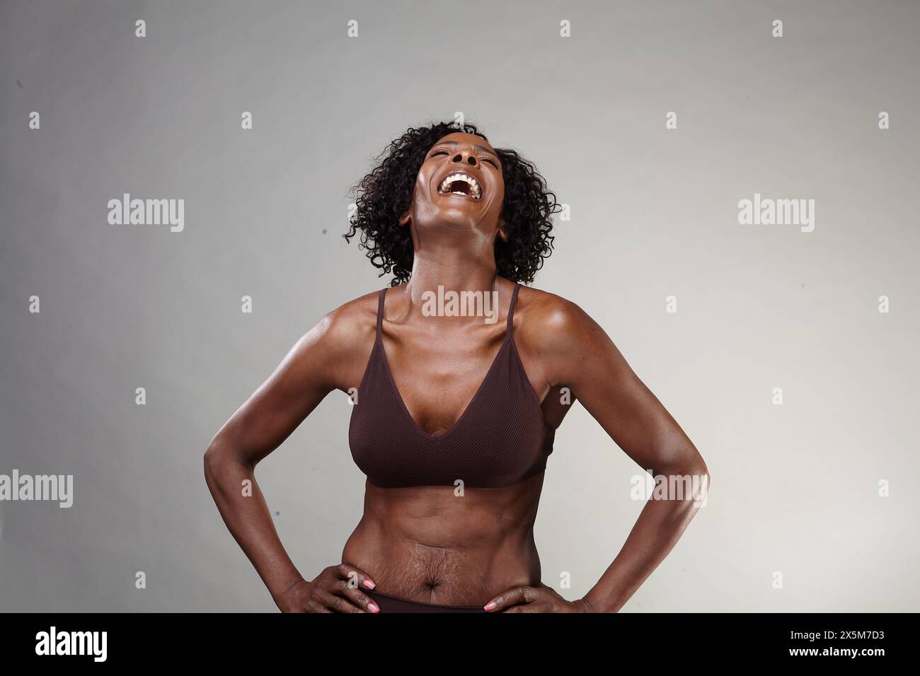 Photo studio d'une femme mature portant un soutien-gorge de sport Banque D'Images