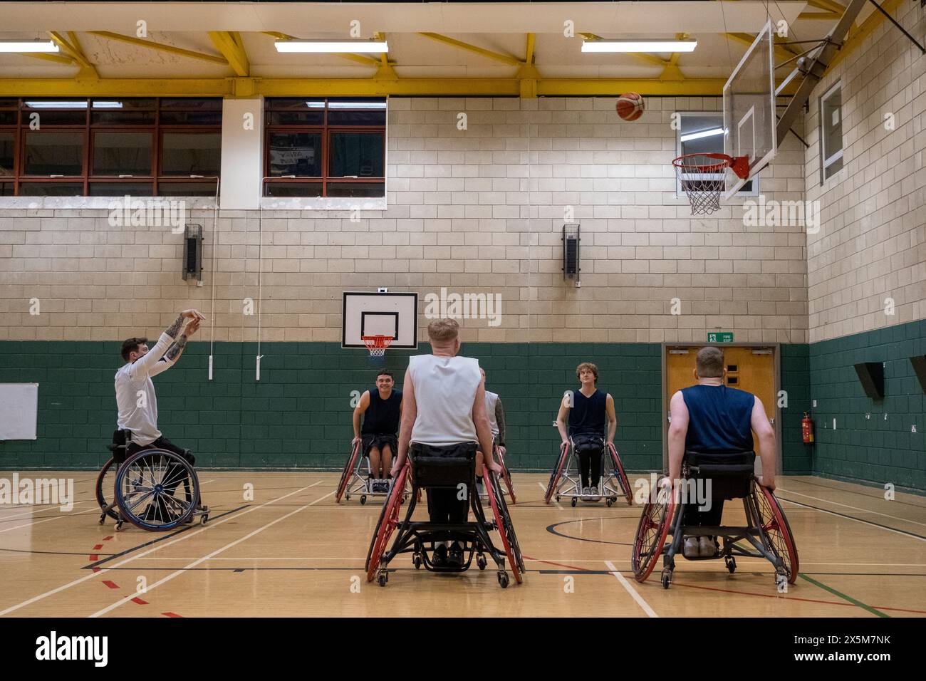 Homme en fauteuil roulant faisant un lancer libre pendant le match Banque D'Images