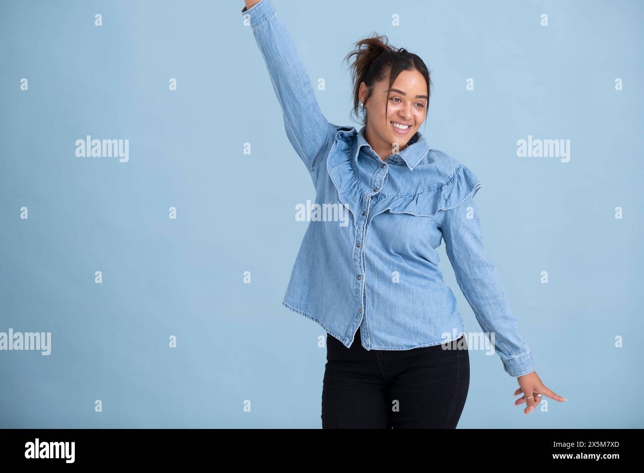 Portrait studio d'une jeune femme portant une chemise bleue Banque D'Images