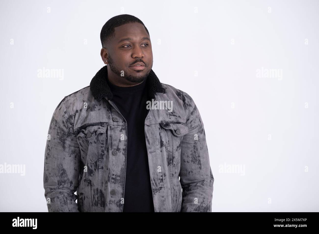 Portrait studio d'un homme adulte moyen portant une veste grise Banque D'Images