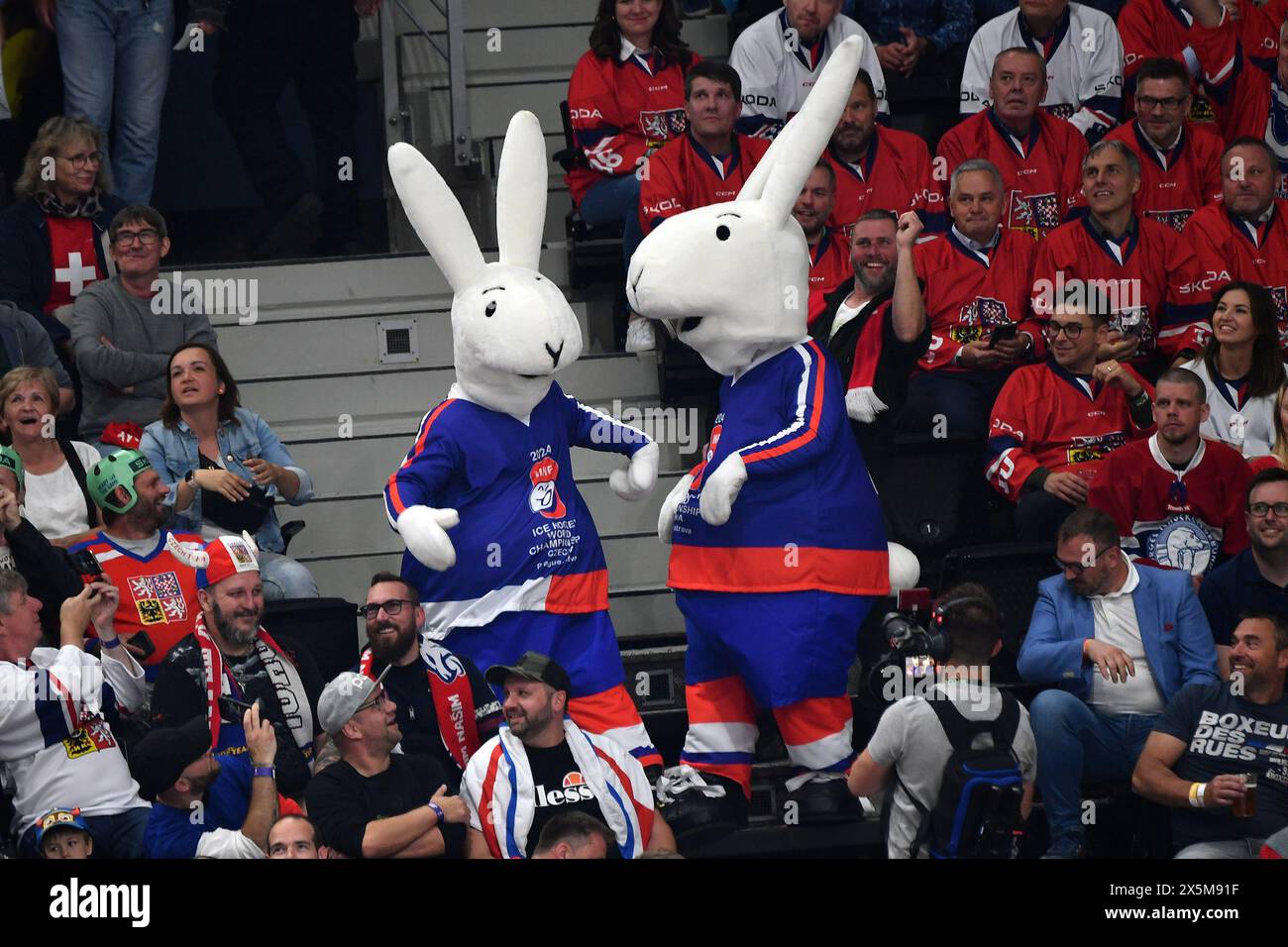 Le 10 mai 2024, Prague, République tchèque : la mascotte officielle de cette année, ainsi que celle du Championnat mondial de hockey sur glace 2015 de l'IIHF, représentent des « héros » nationaux - des lapins de dessins animés habillés d'équipement de hockey complet. Bob et Bobek sont les personnages principaux de la populaire bande dessinée tchèque histoires au coucher sur deux lapins qui vivent dans un chapeau de sorcier. La série est apparue pour la première fois à la télévision tchécoslovaque en 1979. Son auteur est le célèbre artiste tchèque, illustrateur, dessinateur et réalisateur de films d'animation Vladimir Jiranek. (Crédit image : © Slavek Ruta/ZUMA Press Wire) USAGE ÉDITORIAL SEULEMENT! Non destiné à des fins commerciales Banque D'Images