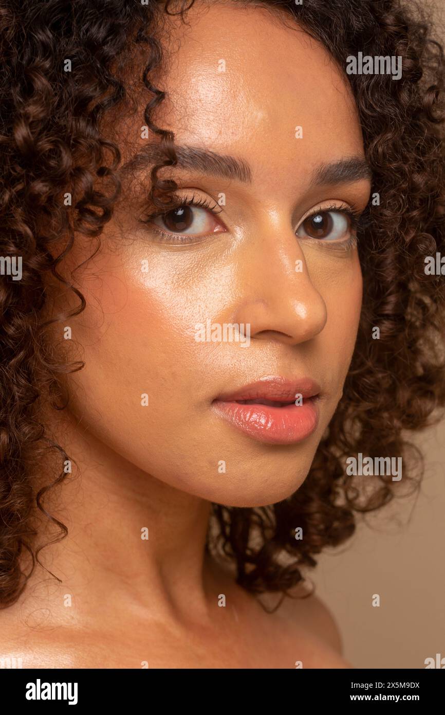 Portrait de femme avec des cheveux bouclés Banque D'Images