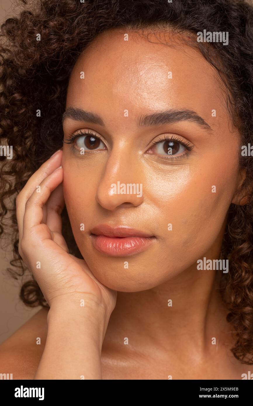 Portrait de femme avec des cheveux bouclés Banque D'Images