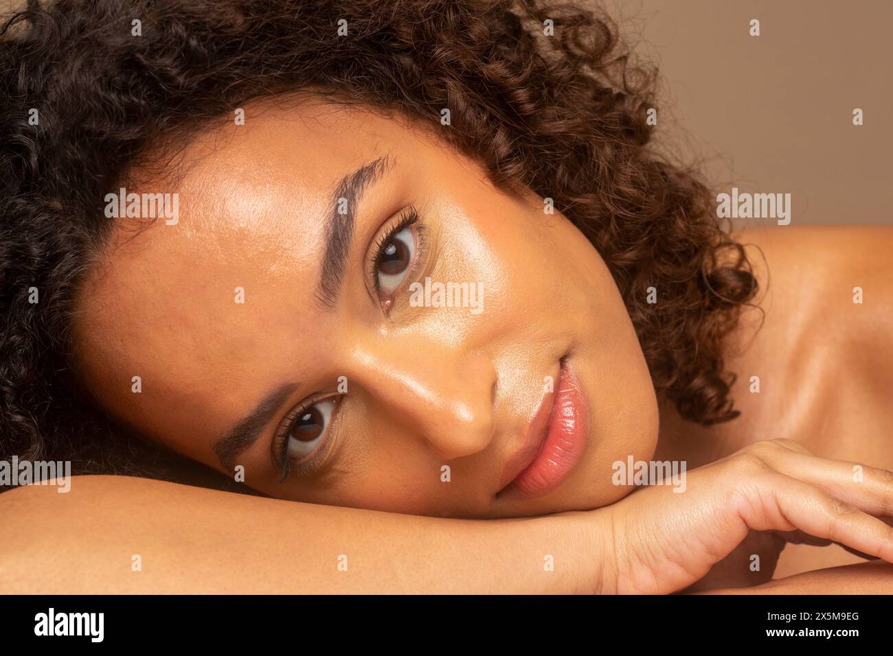 Portrait de femme avec des cheveux bouclés Banque D'Images