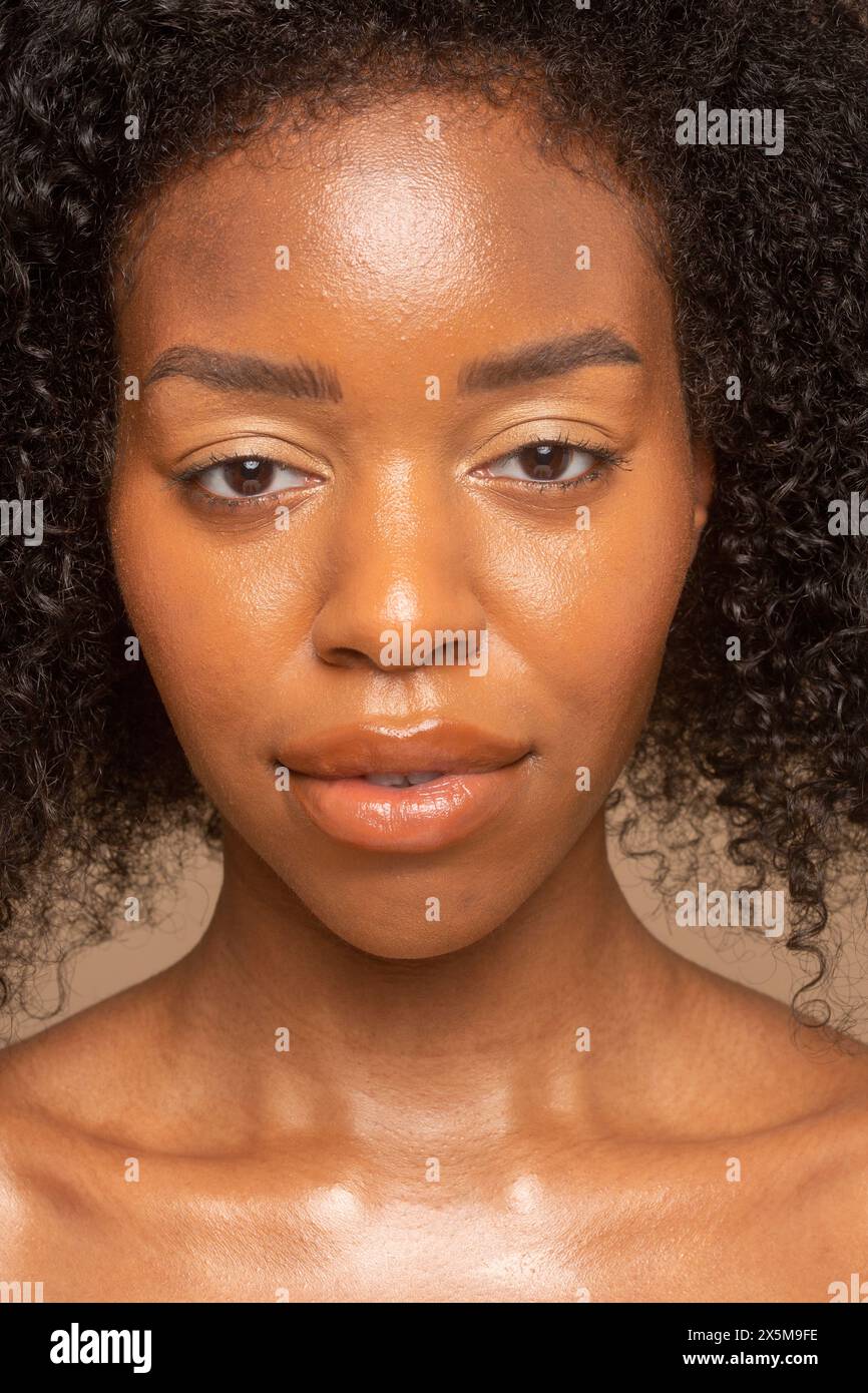 Portrait studio de femme aux cheveux bouclés Banque D'Images