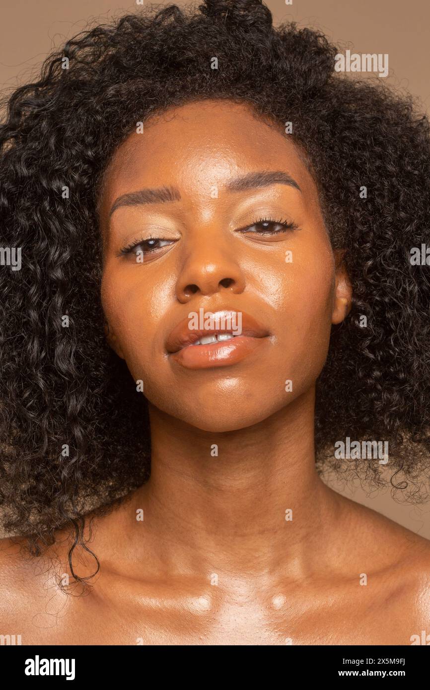 Portrait studio de femme aux cheveux bouclés Banque D'Images