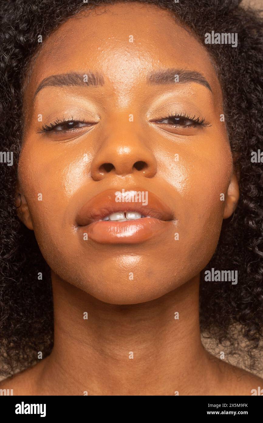 Portrait studio de femme aux cheveux bouclés Banque D'Images