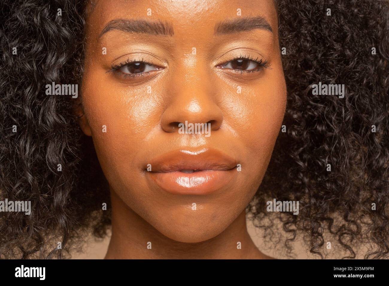 Portrait studio de femme aux cheveux bouclés Banque D'Images