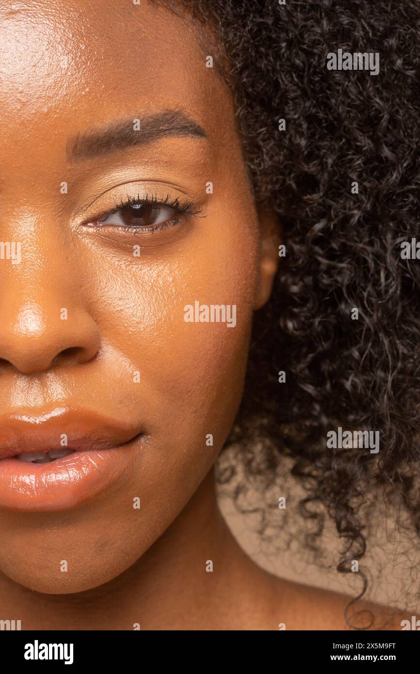 Portrait de femme avec des cheveux bouclés Banque D'Images