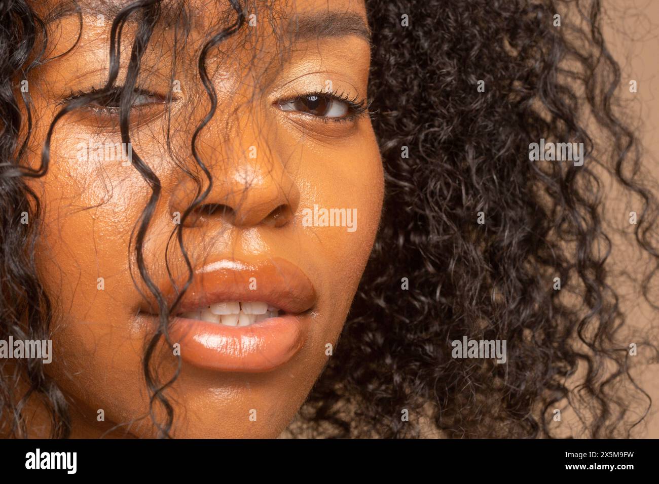 Portrait de femme avec des cheveux bouclés Banque D'Images