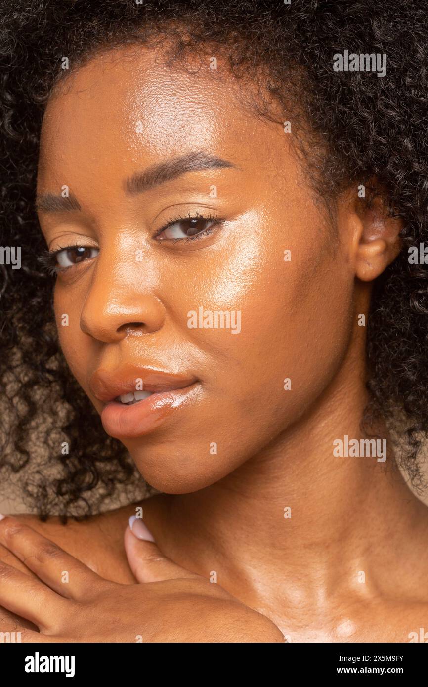 Portrait de femme avec des cheveux bouclés Banque D'Images