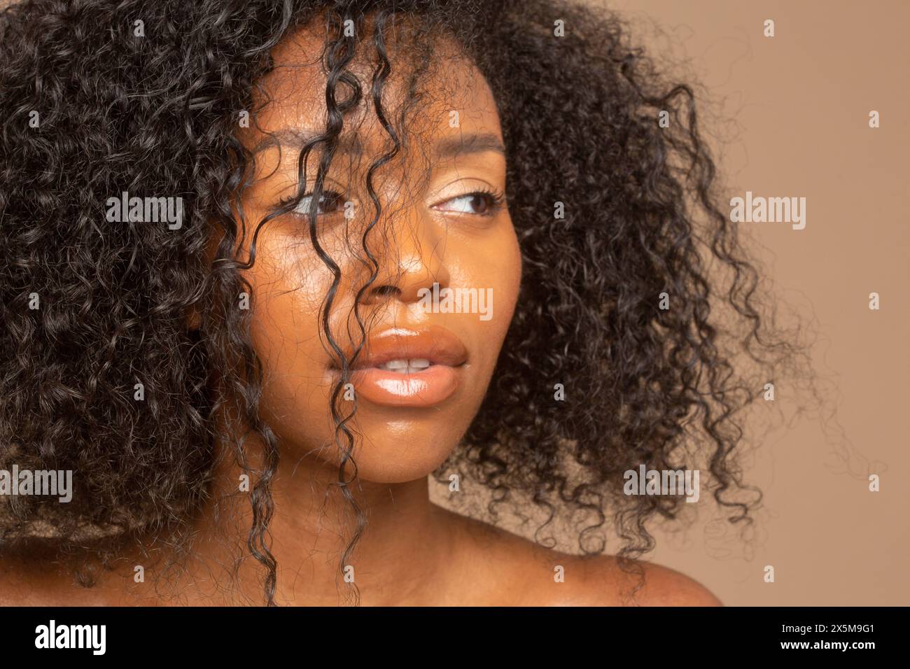 Photo de studio d'une femme aux cheveux bouclés Banque D'Images