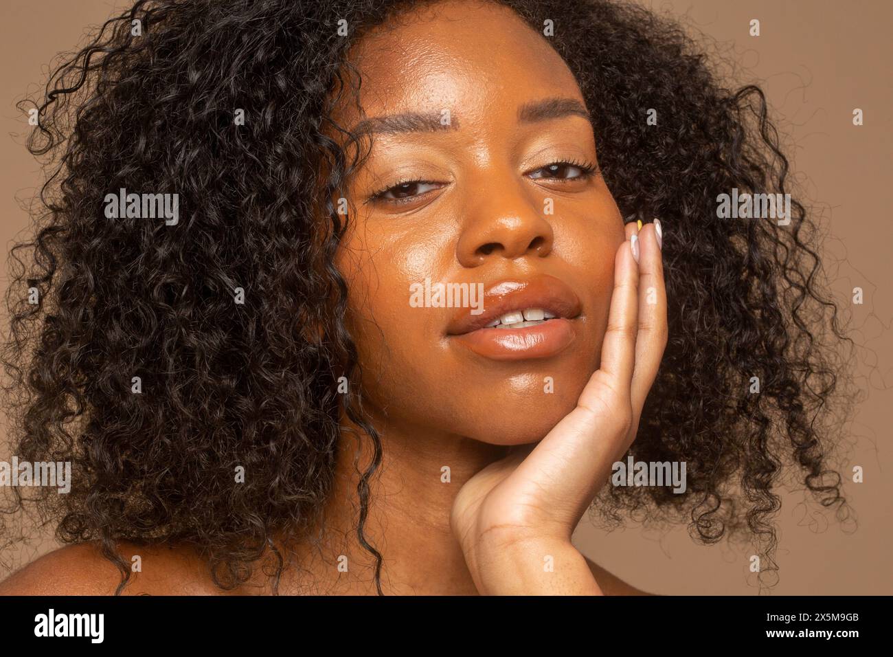 Portrait studio de femme aux cheveux bouclés Banque D'Images