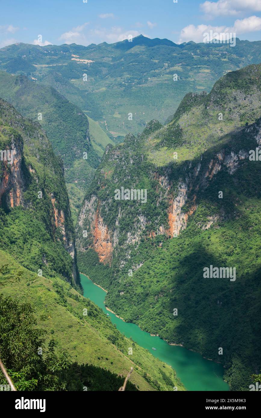 Vue sur la rivière Nho que et Tu San Canyon depuis la Ma Pi Leng Sky Walk, Ha Giang, Vietnam Banque D'Images