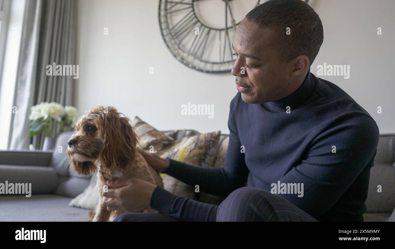 Man with dog on sofa Banque D'Images