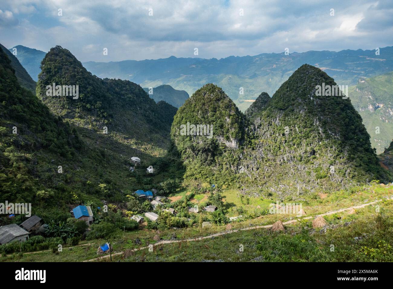 Pics karstiques calcaires sur le Ma Pi Leng Sky Walk, Ha Giang, Vietnam Banque D'Images