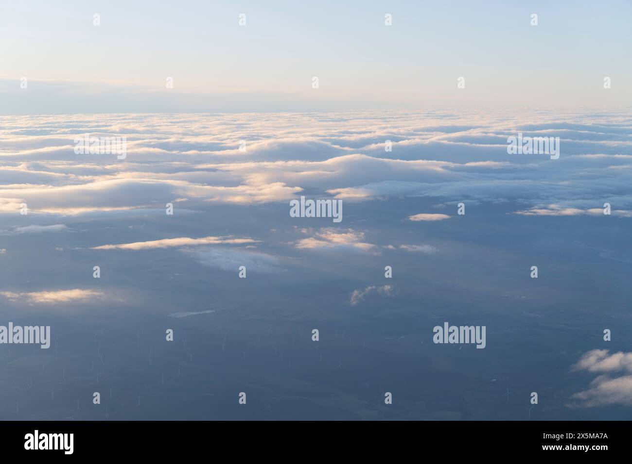 Nuages au-dessus du sud de l'Écosse vus du vol EasyJet Édimbourg à Lisbonne Banque D'Images