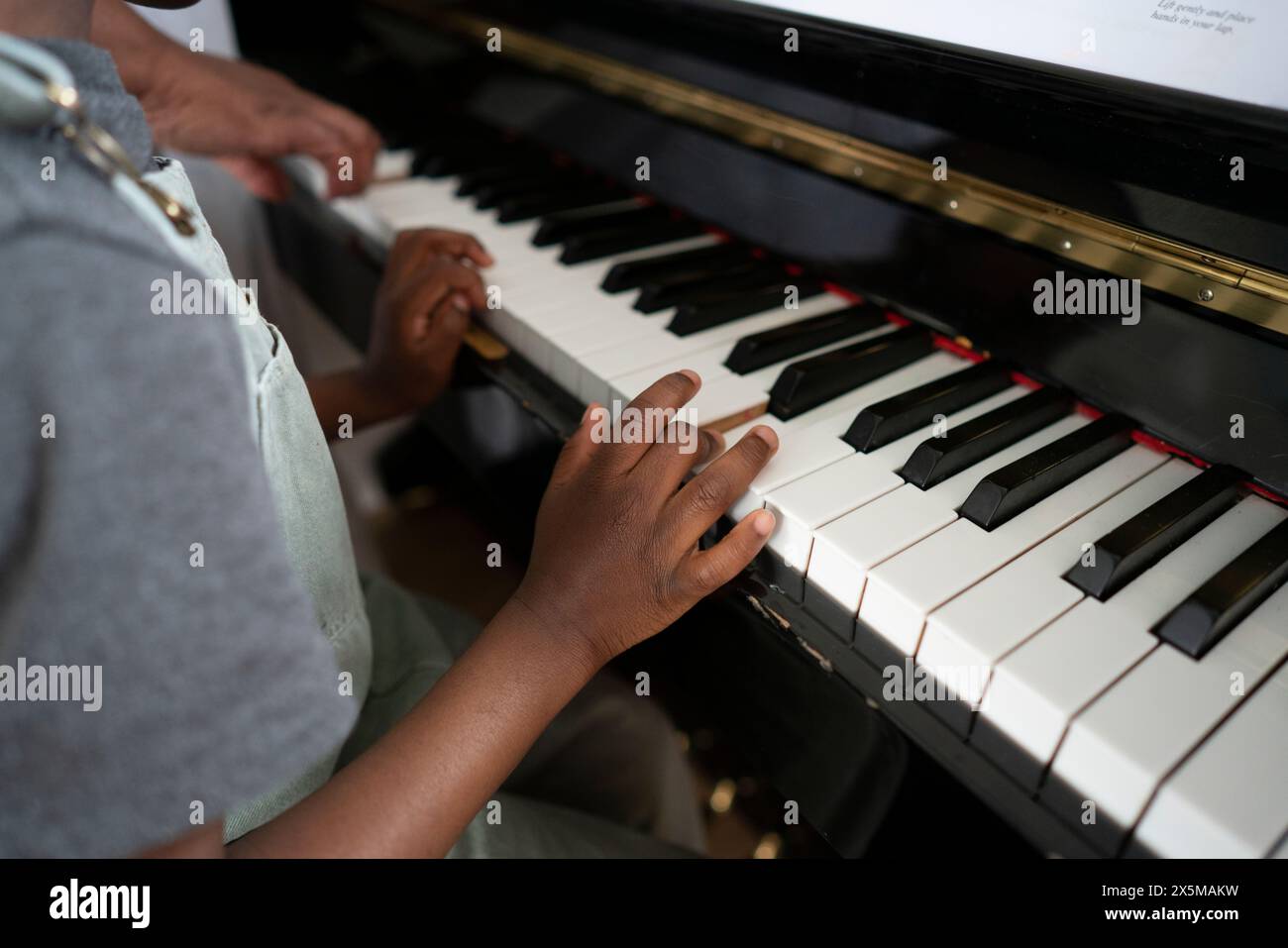 Garçon (4-5) jouant du piano Banque D'Images