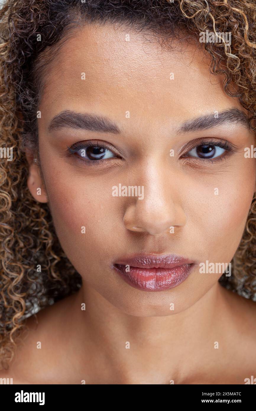 Portrait de femme avec des cheveux bouclés Banque D'Images