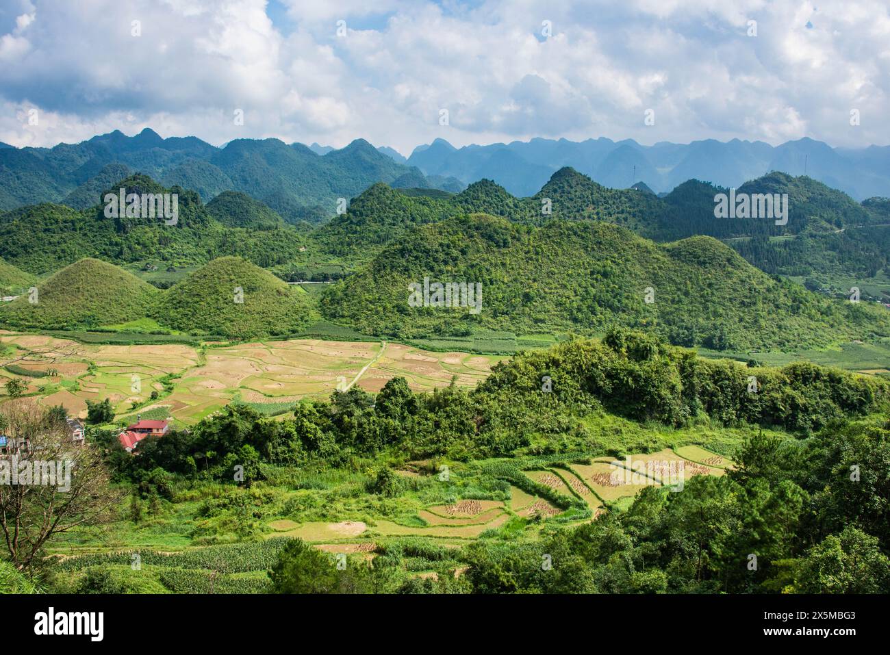 Vue sur les montagnes jumelles et le plateau karstique calcaire de Quan Ba Heaven Gate, Tam son, Ha Giang, Vietnam Banque D'Images