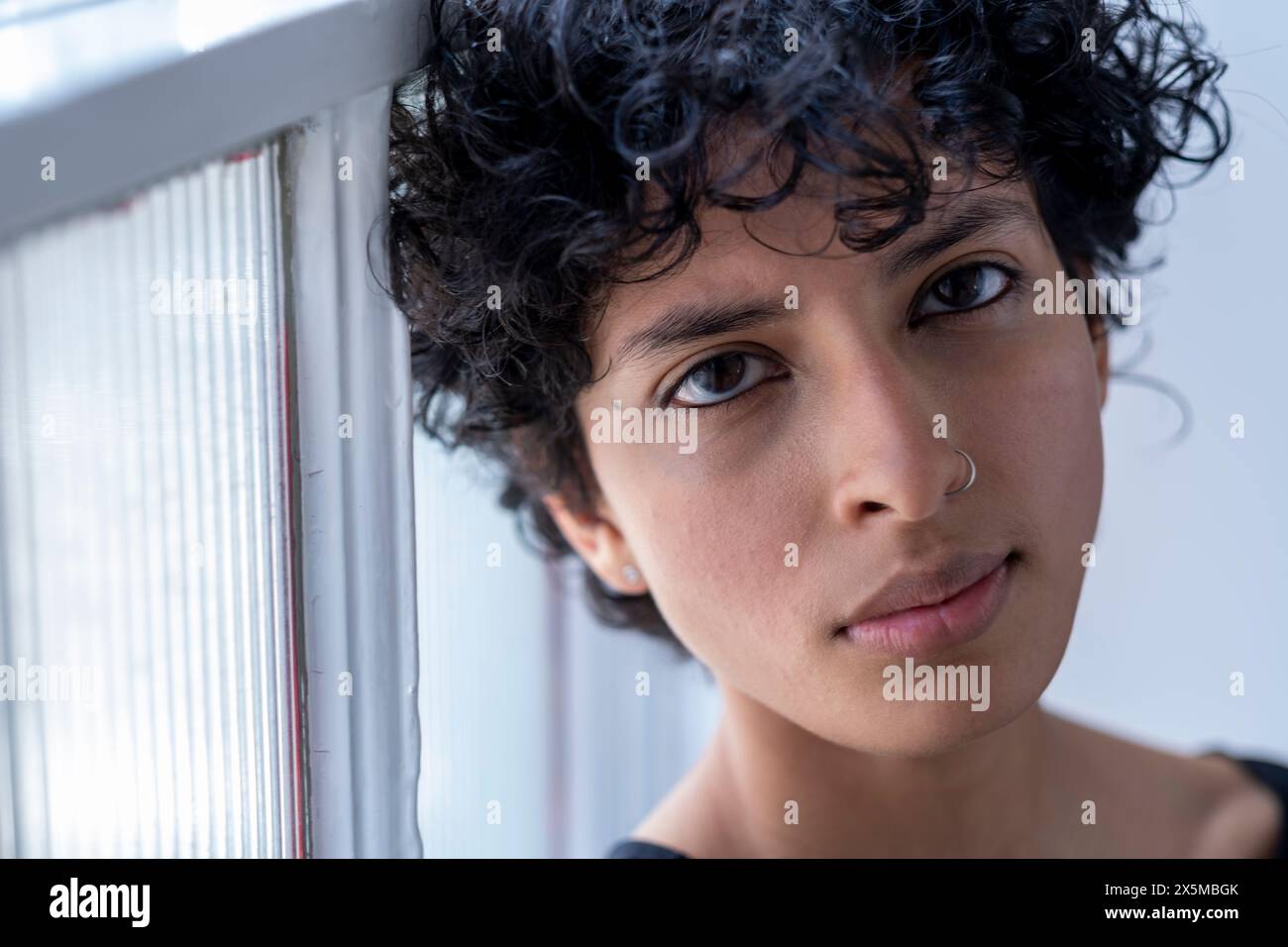 Portrait de jeune femme avec des cheveux bouclés Banque D'Images