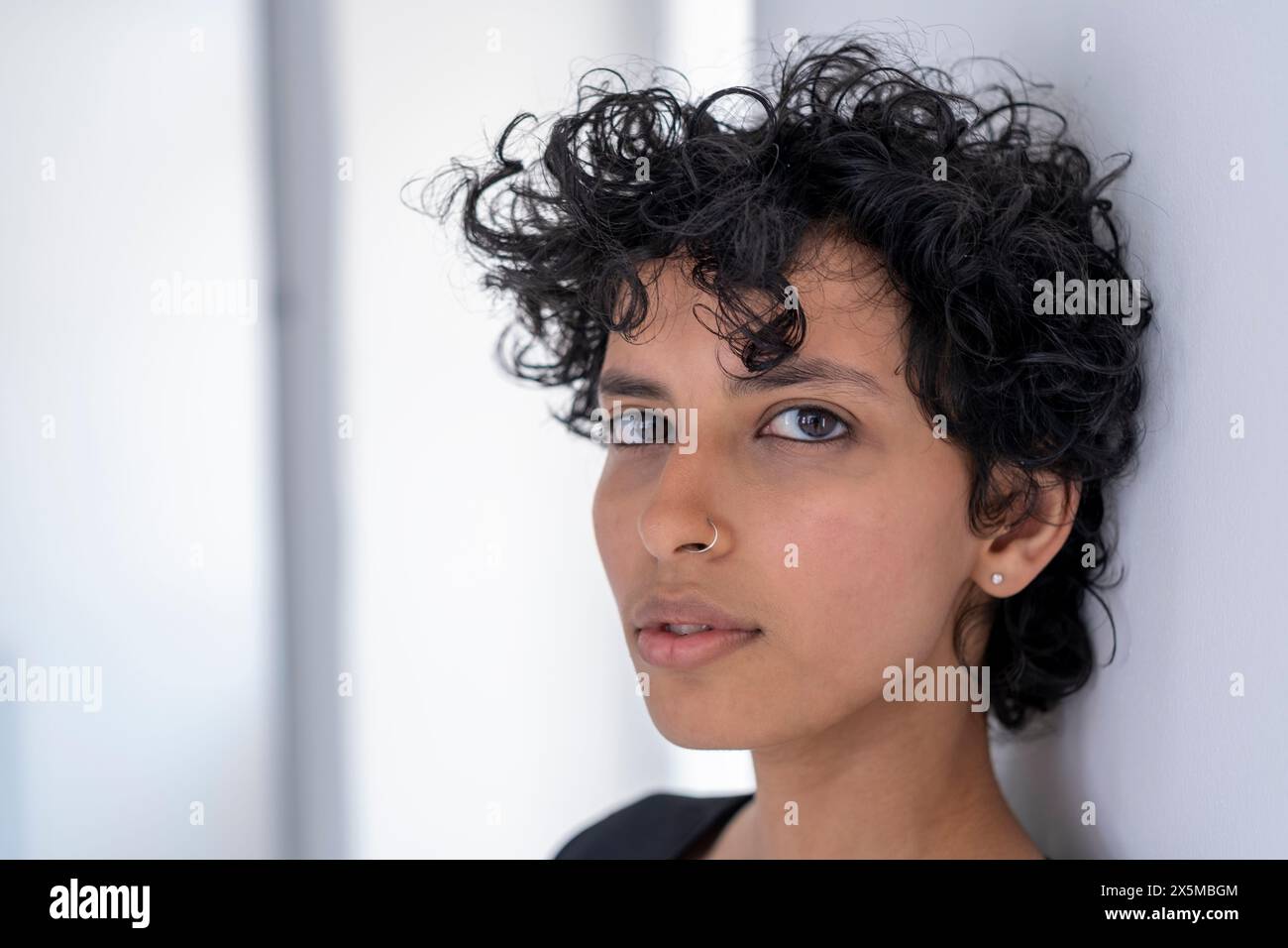 Portrait de jeune femme avec des cheveux bouclés Banque D'Images