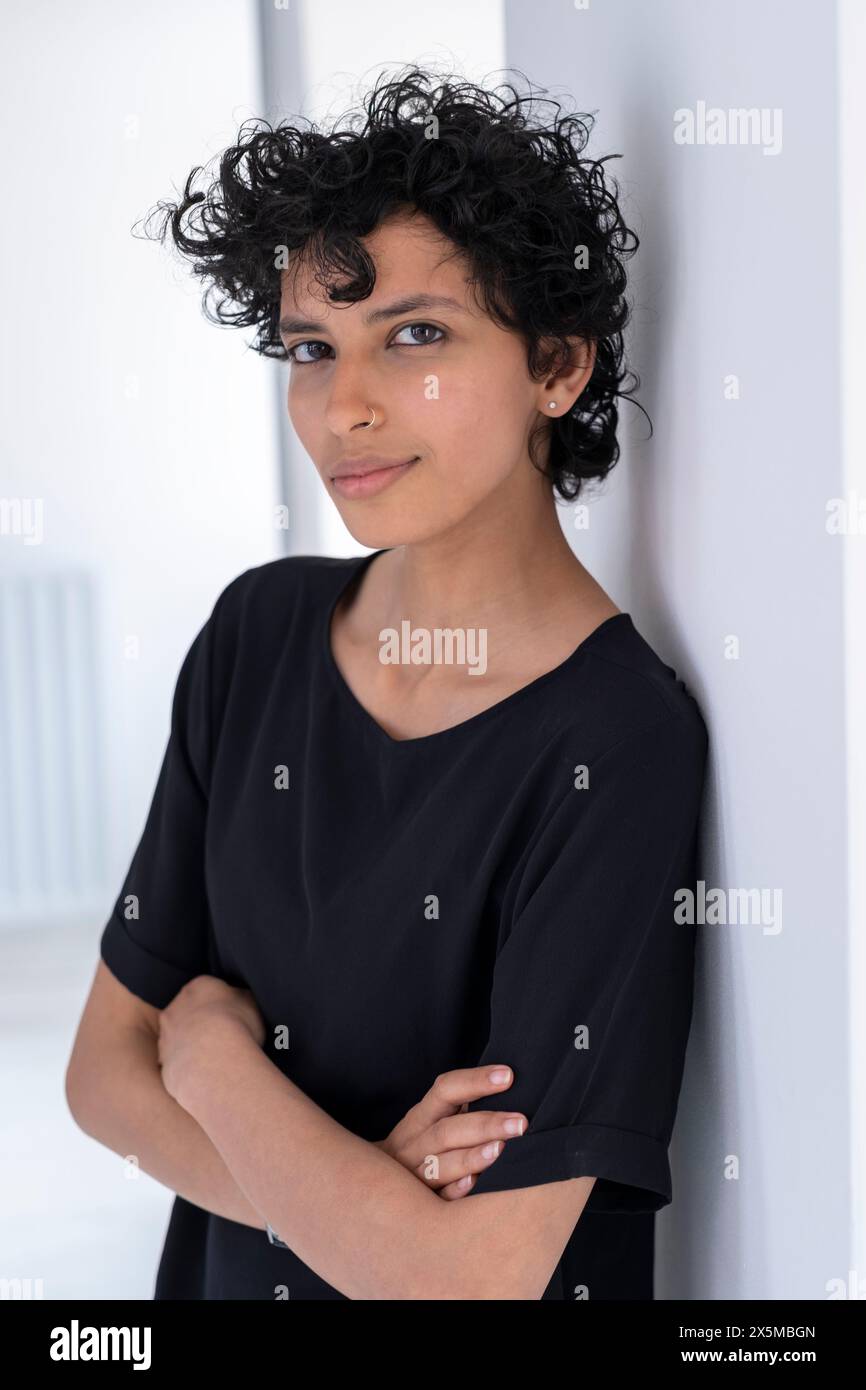 Portrait de jeune femme avec des cheveux bouclés Banque D'Images