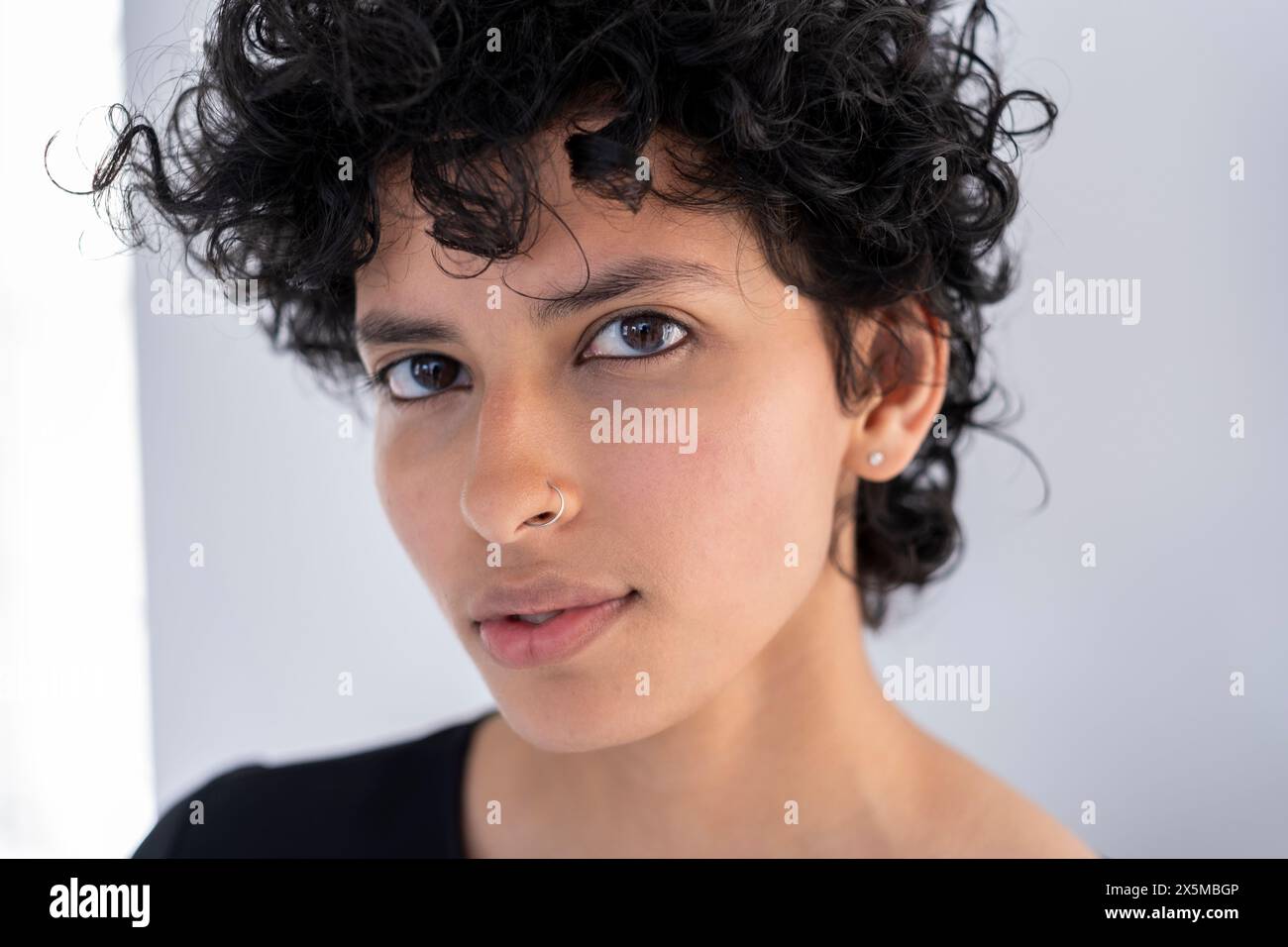 Portrait de jeune femme avec des cheveux bouclés Banque D'Images