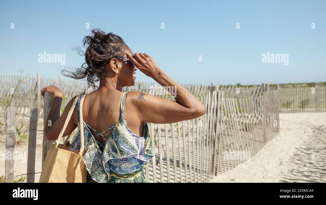 Femme senior regardant la vue sur la plage Banque D'Images