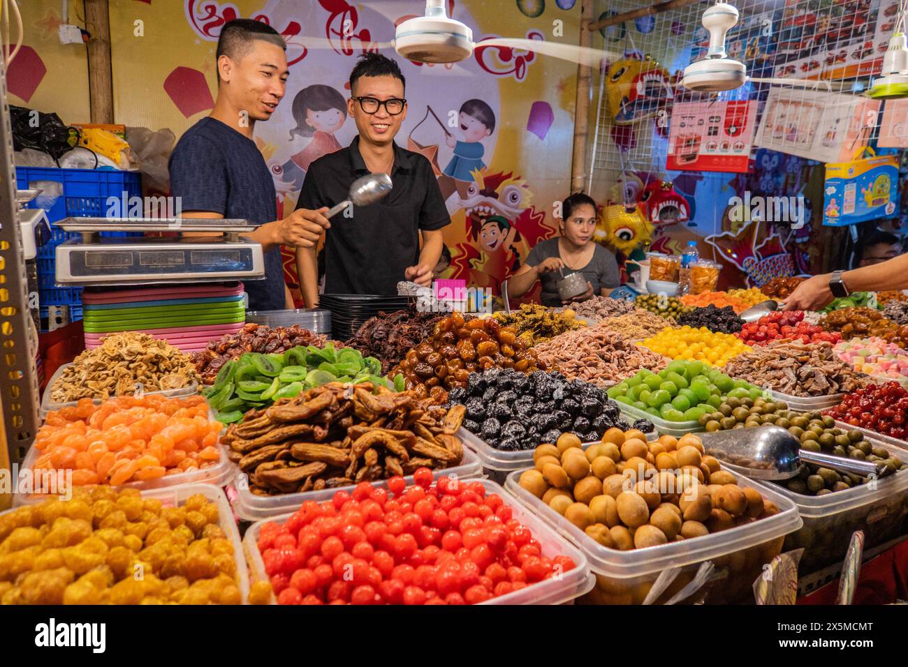 Fruits confits et séchés et noix au marché nocturne, Hanoi, Vietna Banque D'Images