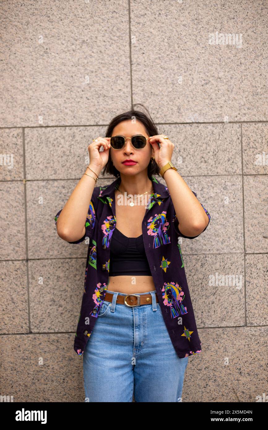 Portrait d'une femme adulte moyenne portant des lunettes de soleil Banque D'Images